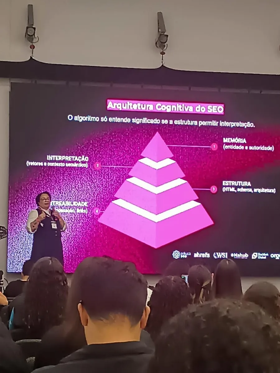 Amanda Noronha on the SEOCamp stage, with the Cognitive Architecture of SEO slide and the pyramid of crawlability, structure, interpretation and memory